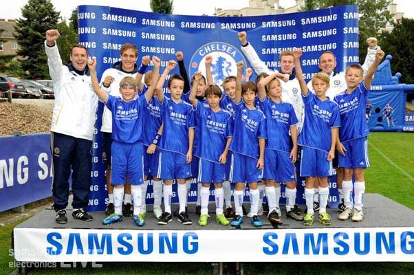 환호하는 아이들의 모습