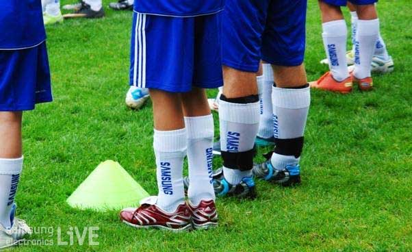 삼성로고가 새겨진 양말을 신은 아이들의 모습