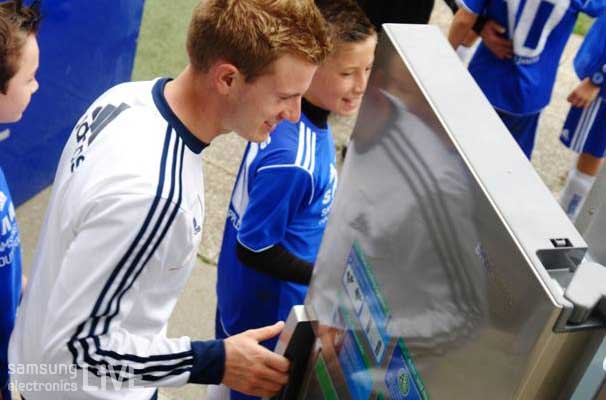 냉장고 문을 여는 코치