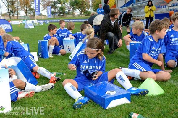 기념품을 뜯어보는 아이들