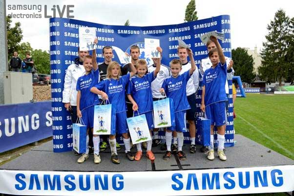 기념사진을 찍는 아이들