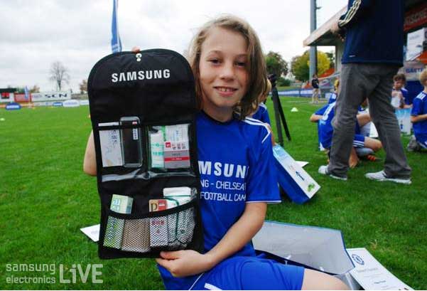 선물박스를 보고 웃는 아이