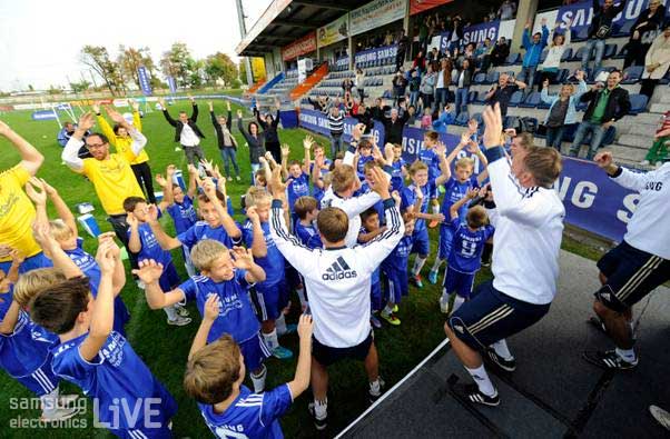 환호성을 지르는 아이들