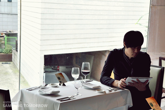 갤럭시탭을 들고있는 최현석 셰프