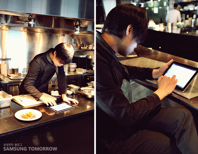 갤럭시탭을 이용하는 최현석 셰프