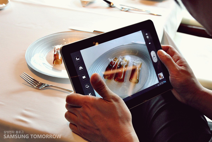 간장젤리쌈을 탭으로 찍는 최현석셰프