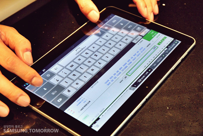 갤럭시탭을 이용하는 최현석 셰프