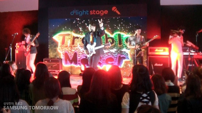 딜라이트 스테이지에서 공연하고 있는 가수 