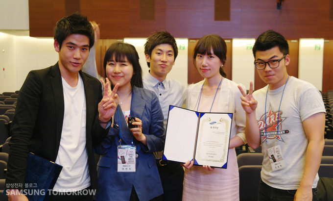 기념사진을 촬영하는 학생들