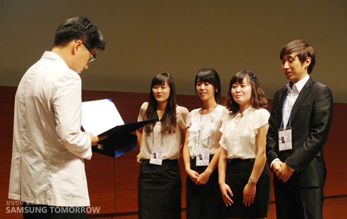 시상하는 삼성전자 한국총괄 마케팅팀 김지수 과장
