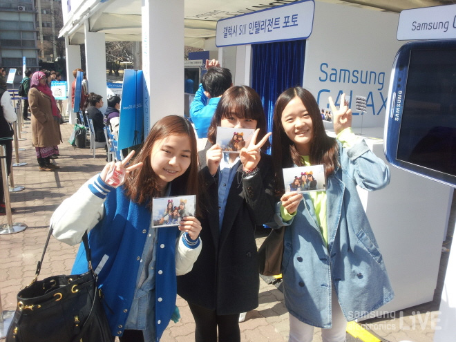 기념사진을 찍는 사람들