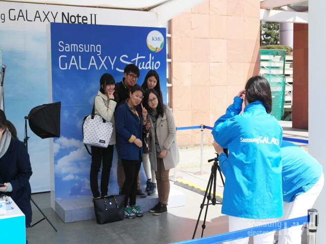 삼성갤럭시노트 스튜디오에서 기념사진을 찍는 사람들