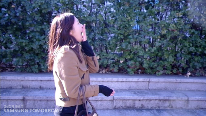 SSD를 꺼내 삼기는 여대생