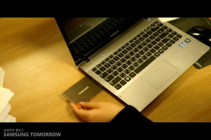 SSD를 삽입하는 모습