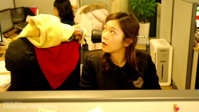 시계를 살피는 직장인