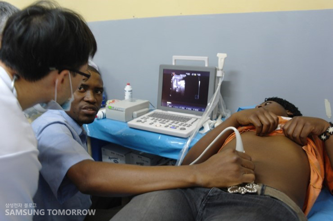 초음파 검사 하는 모습