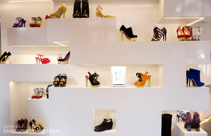 구두와 함께 전시된 갤럭시노트의 모습