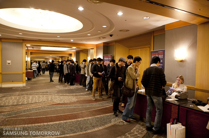 포럼입장을 기다리는 사람들