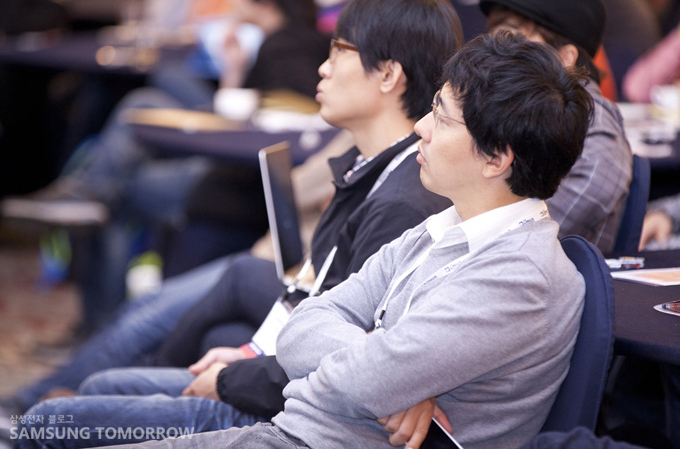 포럼에 참가하는 사람들의 모습