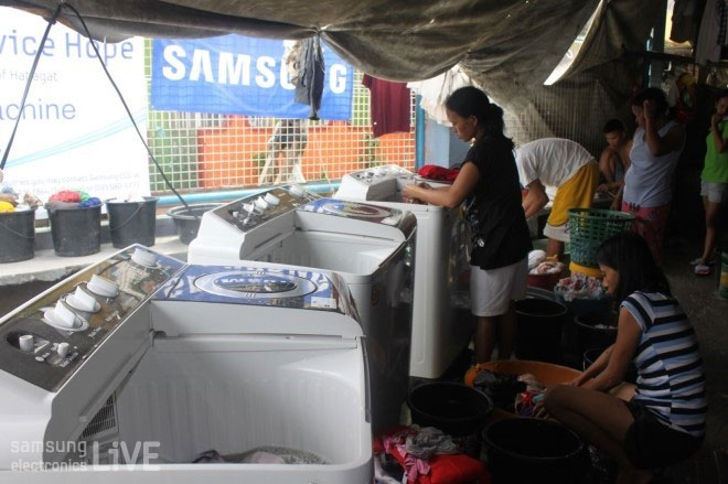 세탁기를 이용하는 모습