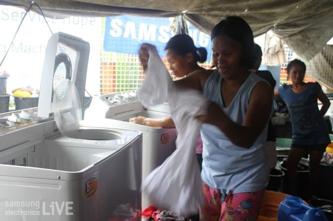 빨래를 마치고 뽀송뽀송해진 옷을 개는 메이(May Rubio) 아줌마