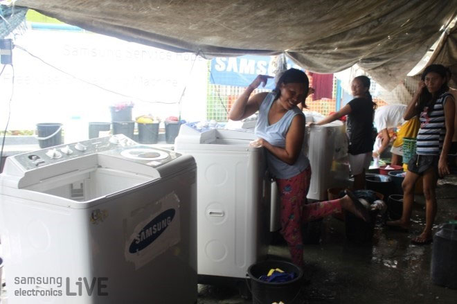 삼성 세탁기 앞에서 포즈를 취해 준 필리핀 아주머니 메이(May Rubio)