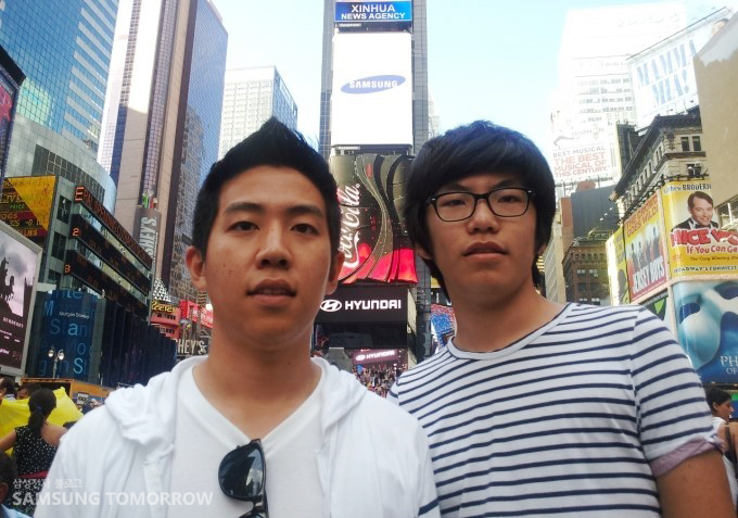 타임스퀘어 앞에서 사진을 찍는 스토리텔러들