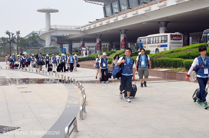 독립정신답사단이 짐을 들고 이동하는 모습