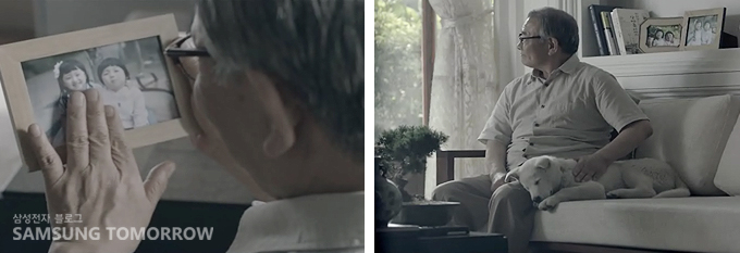 손자의 사진을 바라 보는 할아버지