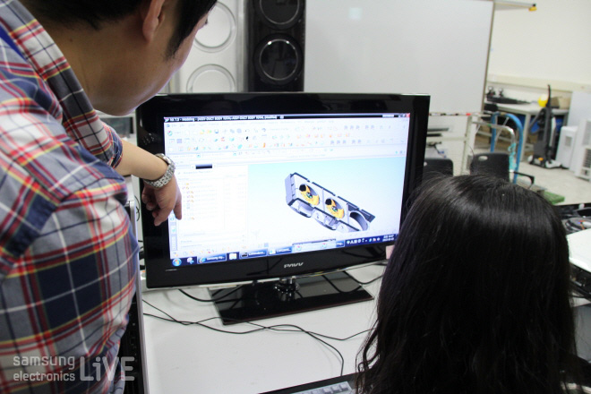 선행개발팀이 컴퓨터 시뮬레이션을 하는 모습