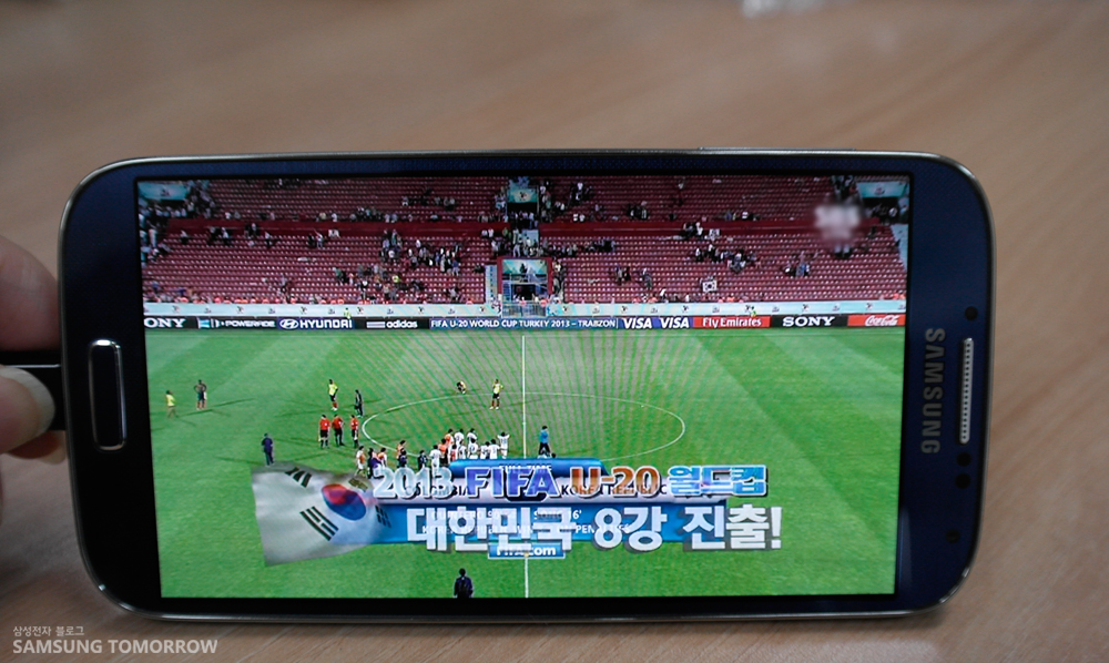 갤럭시 S4 LTE-A 이미지온 기능으로 영상을 시청하고 있는 모습입니다.