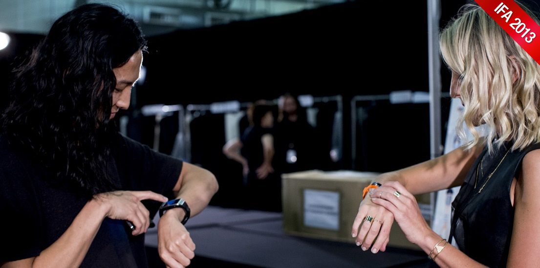 갤럭시기어를 착용한 모습입니다.