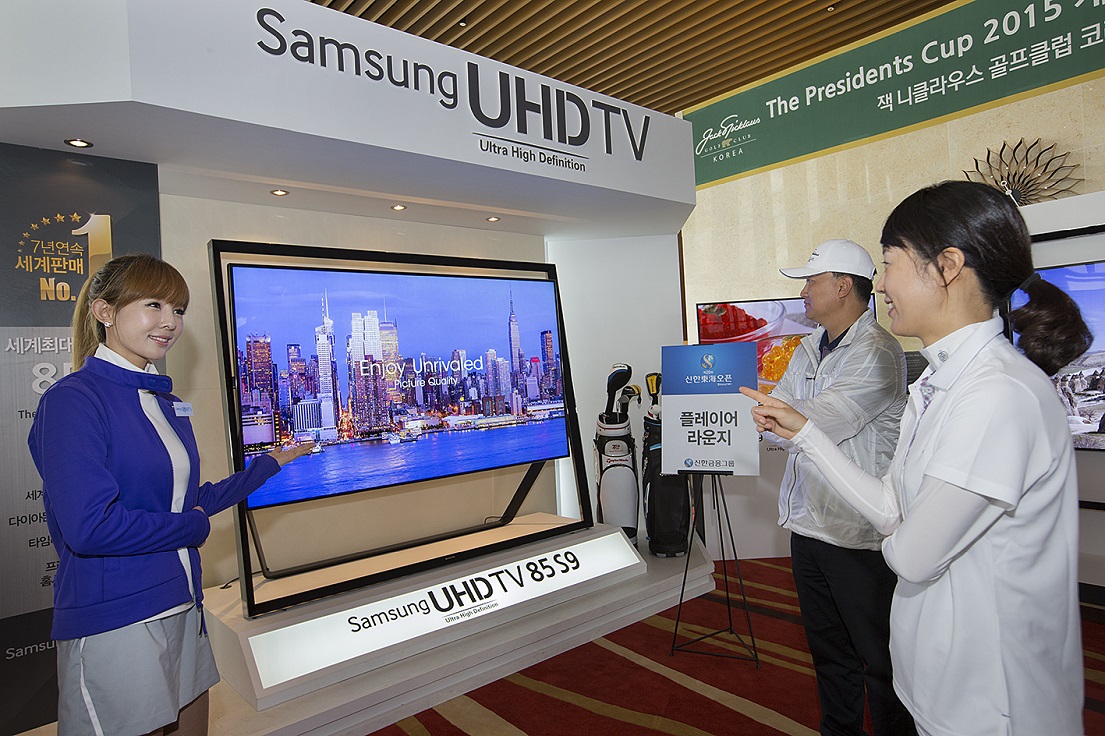 29일까지 송도 잭니클라우스 골프클럽코리아에서 열린 '제29회 신한동해오픈' 대회에서 삼성전자가 UHD TV 체험 부스를 마련하고 프리미엄 마케팅을 전개했습니다. UHD TV 체험 부스를 찾은 관람객들이 삼성전자의 세계 최대 85형 UHD TV를 살펴보는 모습입니다.