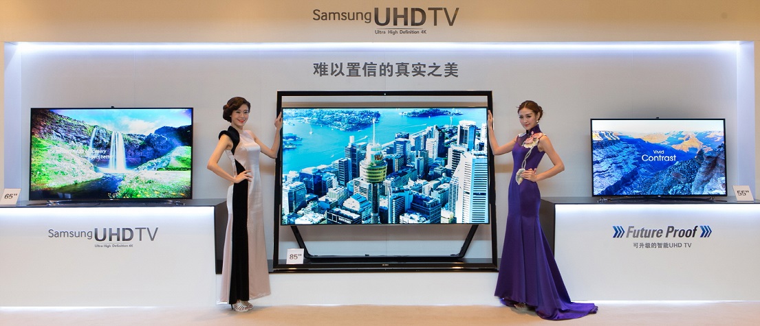 16일 중국 북경 국무호텔에서 선보인 삼성전자 UHD TV 풀 라인업을 모델들이 소개하고 있습니다.