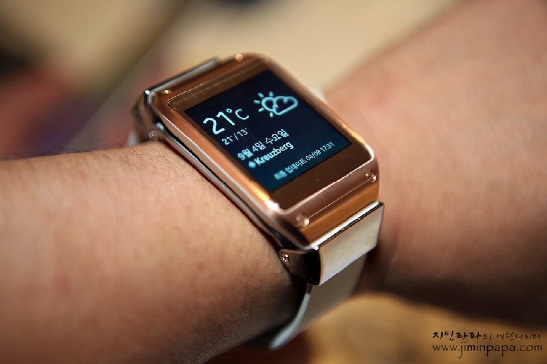 갤럭시 기어 착용 모습입니다.