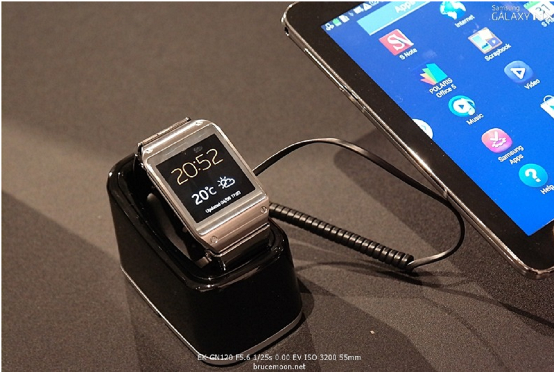 전시장에 마련된 갤럭시 기어 이미지입니다.