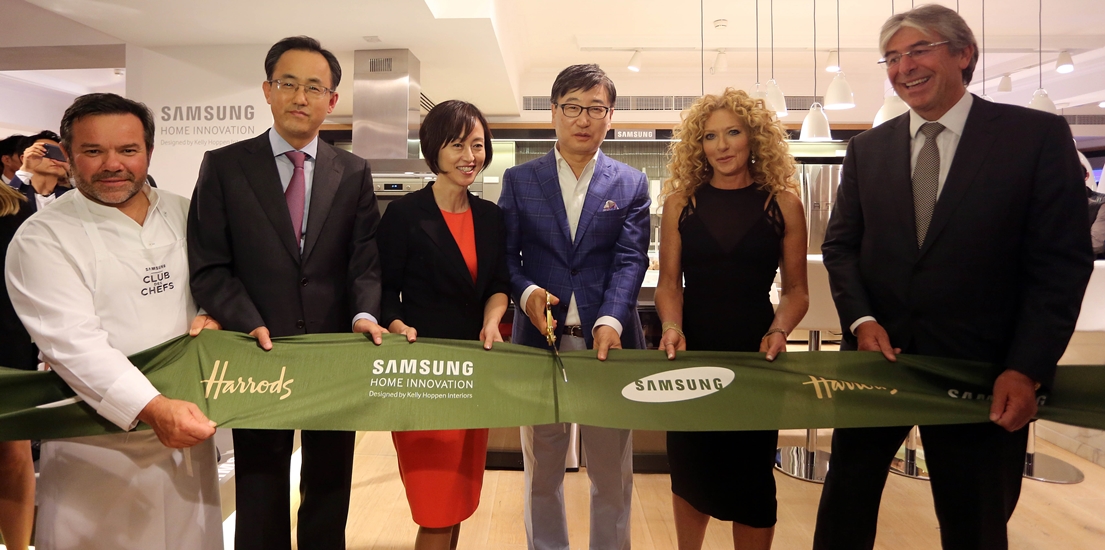 현지시간 9월 3일 저녁 영국 런던의 해롯백화점에서 열린 '삼성전자 브랜드 전시관' 오픈 행사에서 (좌로부터) 삼성 클럽드쉐프 대표 세프 미셀 트로와그로, 삼성전자 구주총괄 김석필 부사장, 삼성전자 글로벌마케팅실 심수옥 부사장, 삼성전자 CE부문 윤부근 대표, 영국 인테리어 디자이너 캘리 호펜, 해롯백화점 CEO 마이클 워드가 리본 커팅을 하고 있다.