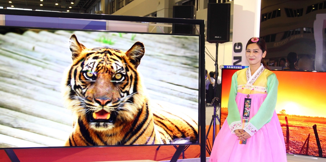 삼성전자가 터키 이스탄불에서 열리고 있는 '이스탄불-경주세계문화엑스포 2013' 기간 중에 실시된 '2013 이스탄불 한국상품전'에 참가해 '85형 UHD TV'를 선보였다.