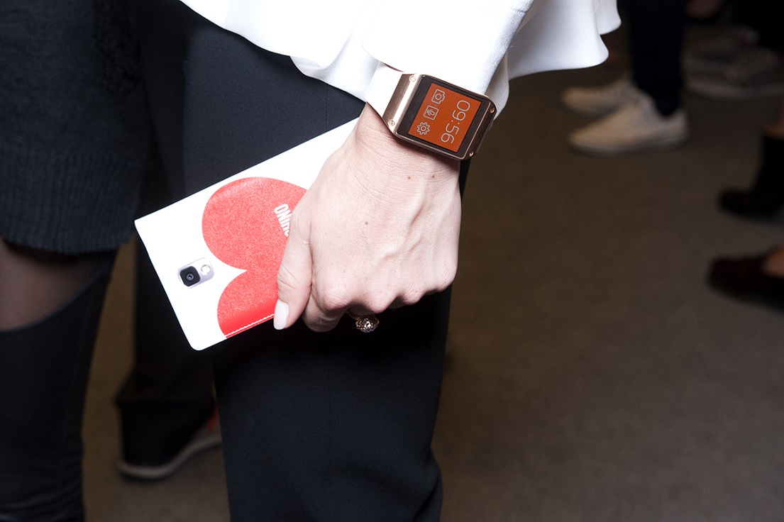 백스테이지에서 모델들이 갤럭시 노트 3와 갤럭시 기어를 착용한 채 패션쇼를 준비하는 모습입니다.