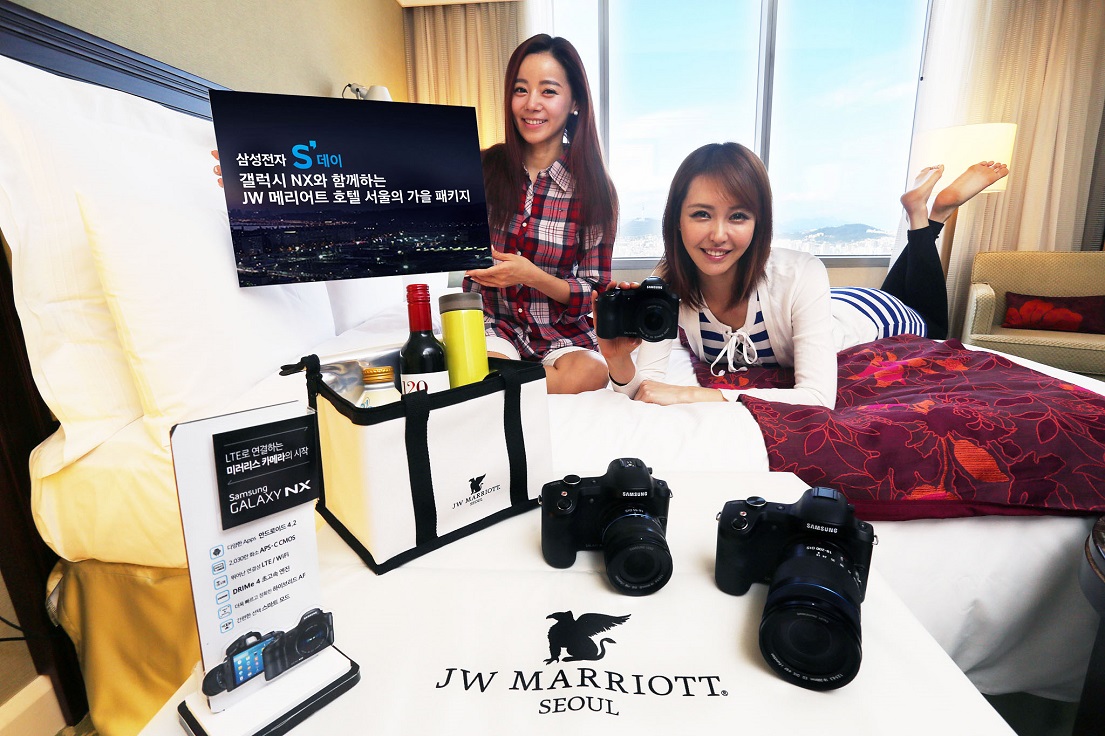 삼성전자 모델이 JW 메리어트 호텔 객실에서 패키지 행사를 소개하고 있습니다.