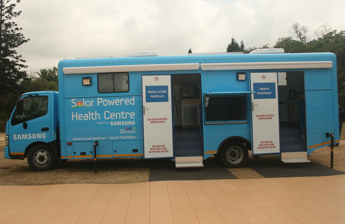 주변 마을 곳곳을 돌며 진료 서비스를 제공하는 태양광 이동형 의료차입니다.