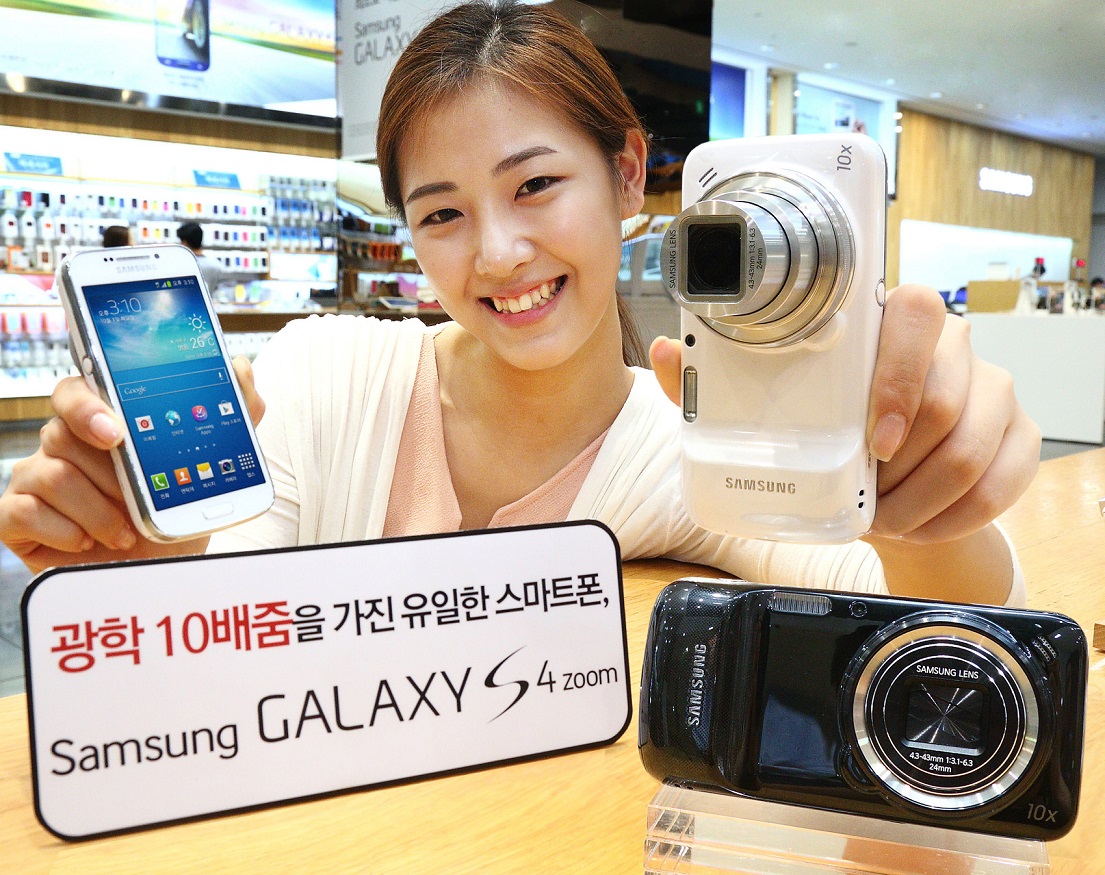 삼성전자가 세계 최초로 광학 10배줌 기능을 갖고 있는 LTE 스마트폰 '갤럭시 S4 줌(GALAXY S4 zoom)'을 국내 시장에 출시합니다. 사진은 삼성전자 모델이 서울 서초동 딜라이트숍에서 신제품 '갤럭시 라운드'를 소개하는 모습입니다.