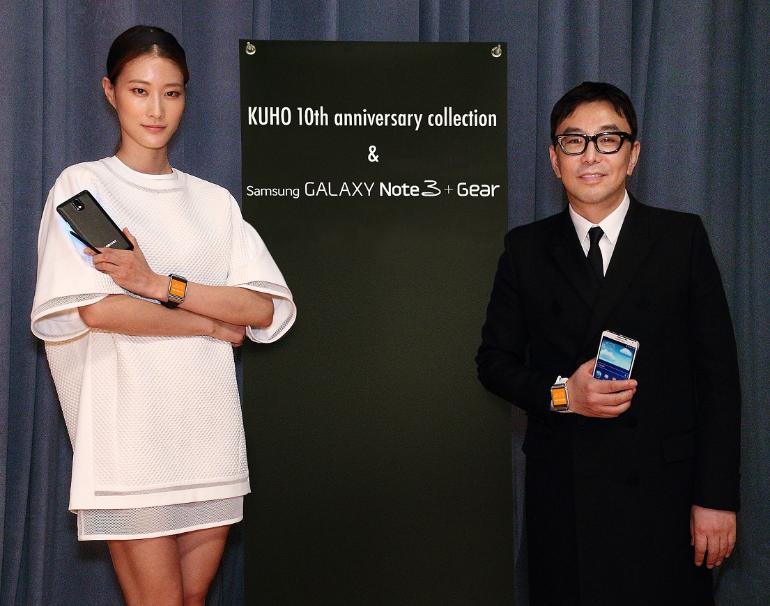 제일모직 정구호 전무와 모델 이현이가 갤럭시 노트 3와 갤럭시 기어를 착용한 모습입니다.