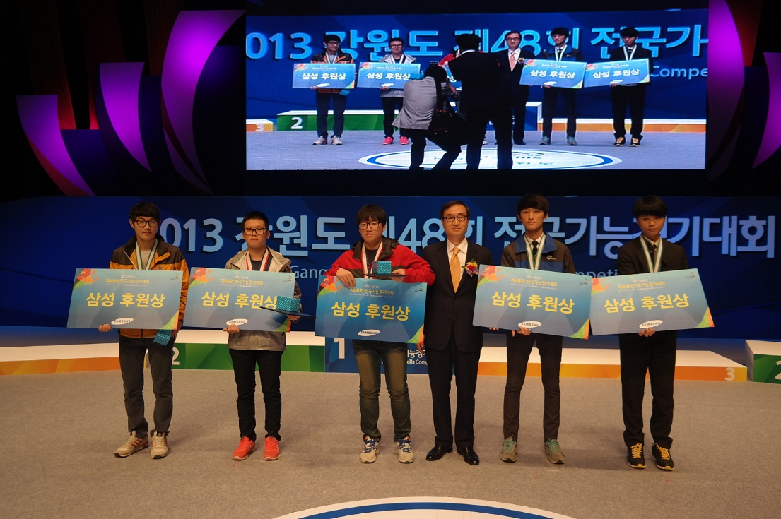 10월 7일 춘천에 위치한 강원대학교에서 실시된 48회 전국기능경기대회 폐막식에서 대회에 참가한 선수 중 '삼성 후원상'을 수상한 5명의 선수들과 송지오 삼성전자 고문이 기념 사진을 촬영하고 있습니다.