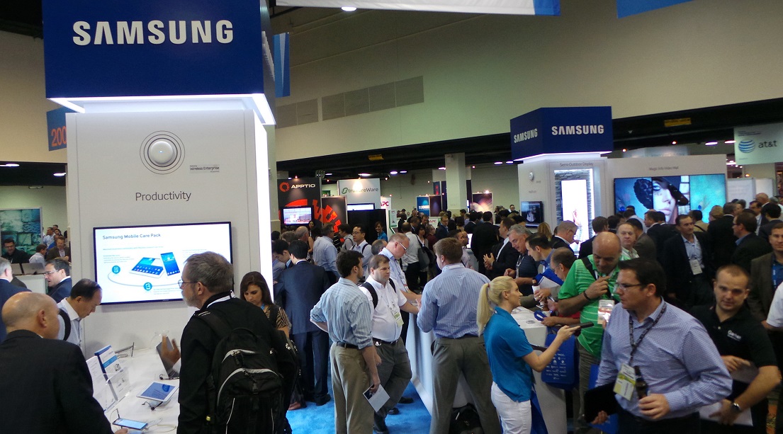 삼성전자는 스마트폰, 노트북, 프린터, 전자칠판 등의 다양한 상업용 디스플레이(LFD), 의료기기를 포함한 기업용 제품군과 함께 기업의 업무 효율을 향상시키는 다양한 솔루션을 소개하며 기술 마케팅을 펼쳤습니다.