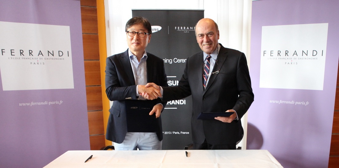 삼성전자와 프랑스 국립요리학교 페랑디(Ferrandi)는 24일(현지시각) 프랑스 파리에서 페랑디(Ferrandi)에 삼성 주방가전으로 구성된 '삼성 키친 클래스'를 만들고 세계 최고 수준의 요리강의를 진행하기로 협약했습니다.