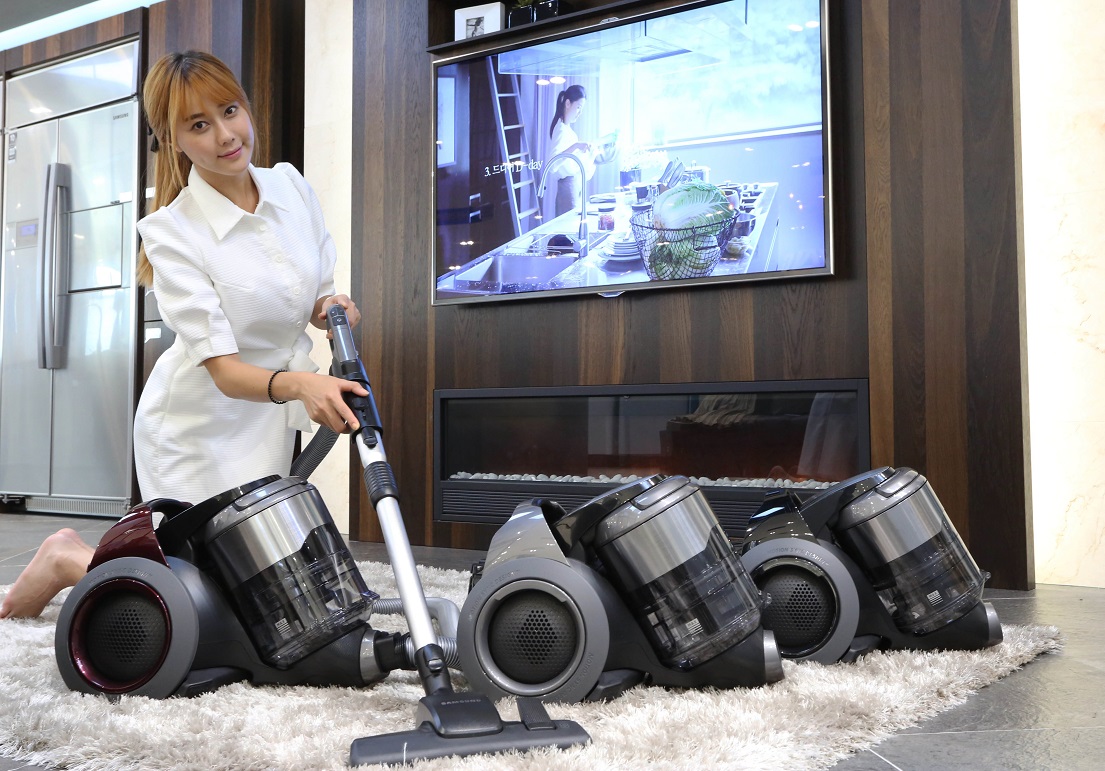 삼성전자 모델이 모션싱크를 소개하고 있습니다.