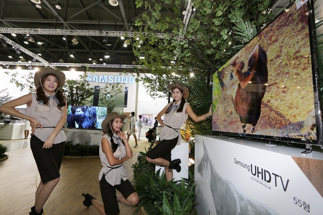 10월 7일 일산 킨텍스에서 개막한 '제44회 한국전자전(KES 2013)' 삼성전자 전시장에서 삼성 UHD TV를 통해 멸종위기 동물들의 모습을 UHD화질로 생생하게 구현하고 있습니다.