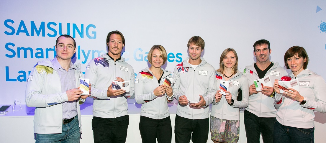 삼성전자가 10월 22일(현지시간) 러시아 모스크바 파쉬코프 하우스에서 소치 동계 올림픽을 100여일 앞두고 '삼성 스마트 올림픽(Smart Olympic Games Initiative)' 발표회를 가졌다. 삼성 갤럭시 팀 선수 요지프 페냑(우크라이나), 알렉스 풀린(호주), 막달레나 노이너(독일), 빌리 모르건(영국), 류드밀라 프리피프코바(러시아), 아르민 죄겔러(이탈리아), 카타르지나 바칠레다 쿠르스(폴란드)가 올림픽 공식 폰 갤럭시 노트3를 선보이고 있습니다.