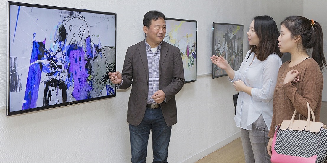 '2013 광주 국제미디어아트 페스티벌'에서 총감독을 맡은 이이남 작가(사진 왼쪽)가 삼성 스마트TV를 통해 전시되는 신도원 작가의 '목격함과 동시에 사라지다' 작품에 대해 설명하고 있습니다.